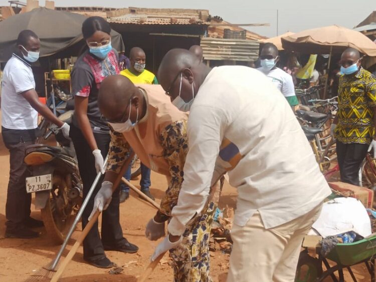 Activité d'assainissement du marché de Katre Yaar, à Ouagadougou