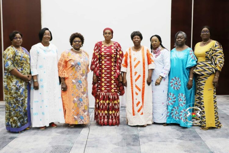 Photo de famille des anciennes ministres en charge de la femme