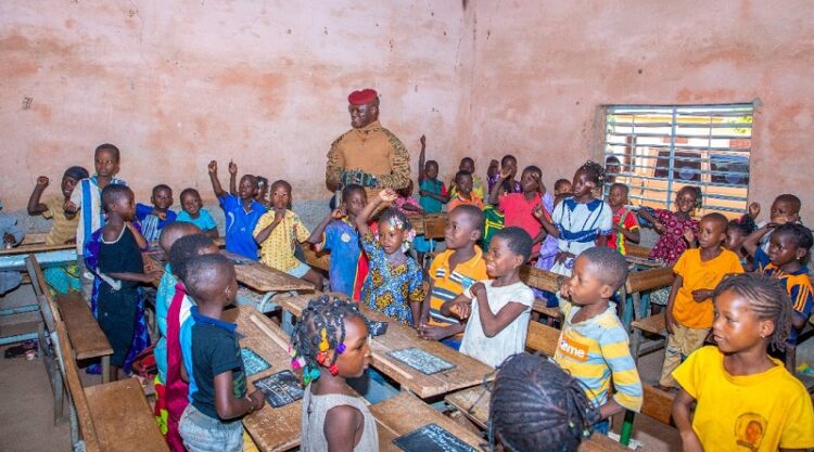 Le chef de l'Etat Ibrahim Traoré dans une salle de classe