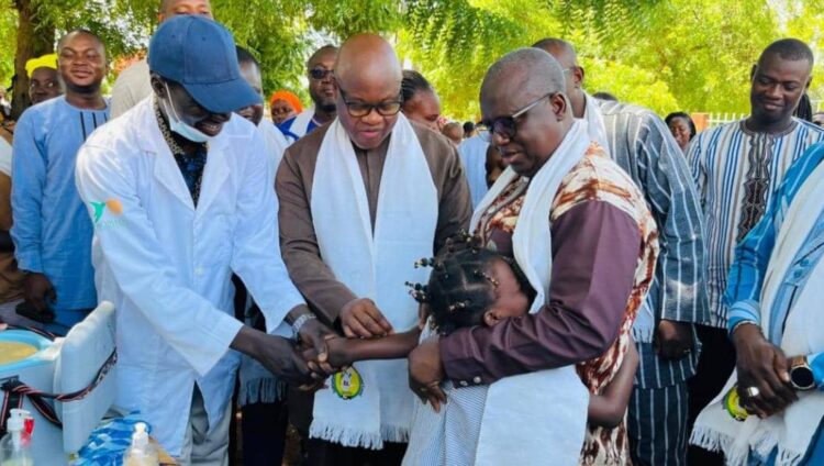 Le ministre de la santé Lucien Kargougou donnant le top de départ de la campagne contre le cancer et le palu.