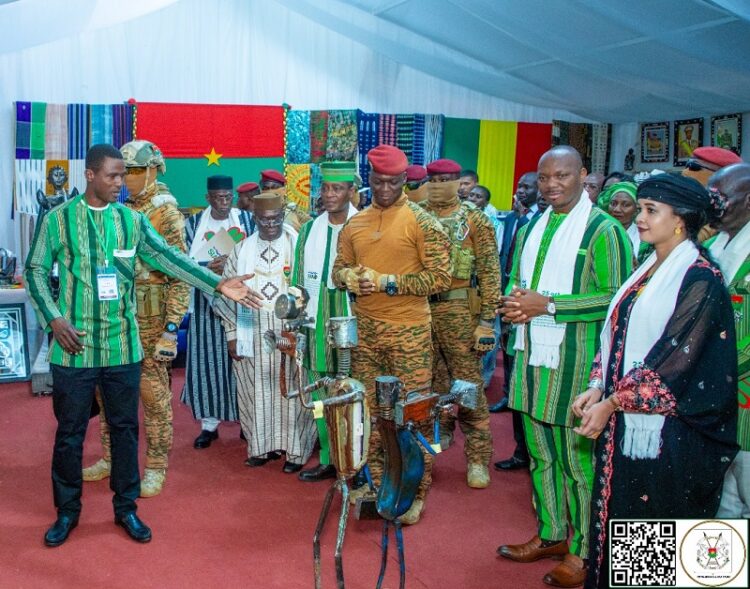 Le Président du Faso, Capitaine Ibrahim Traoré visitant les stands des exposants