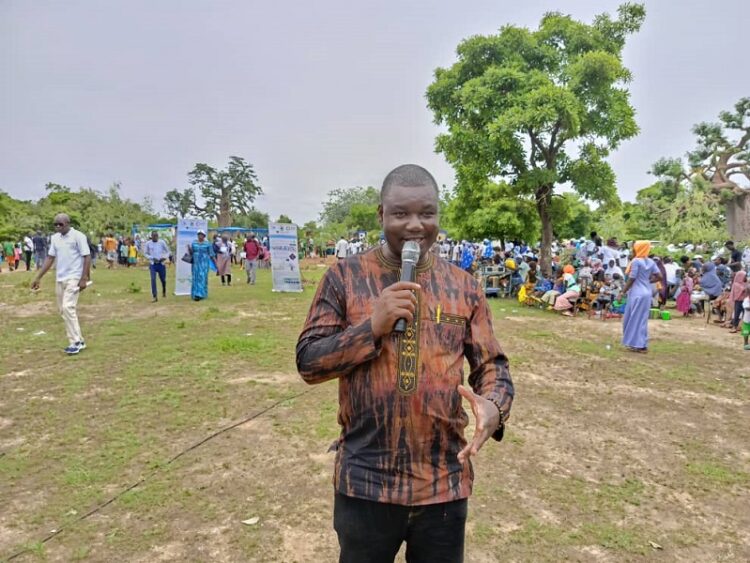 Ben César Sana, journaliste communicateur, présentant la cérémonie d'ouverture de la 4e édition de la journée de sauvegarde de la biodiversité à Koankin dans la commune rurale de Pabré